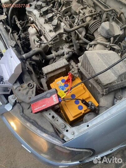 Зажгите двигатель с помощью зарядного