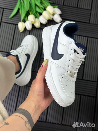 Кроссовки женские