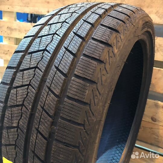 Roadmarch Snowrover 868 215/50 R17 95H