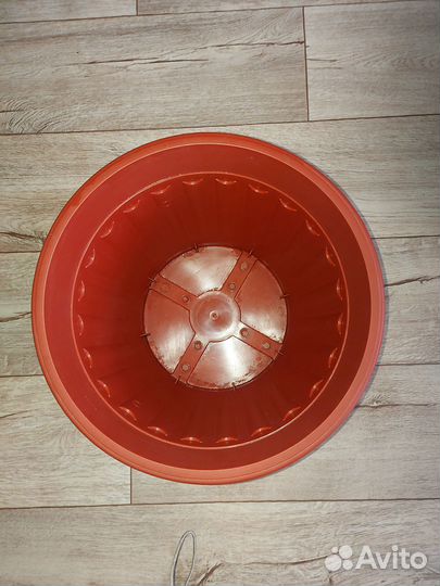 Большой цветочный горшок