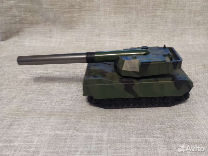 Танк игрушечный пластиковый