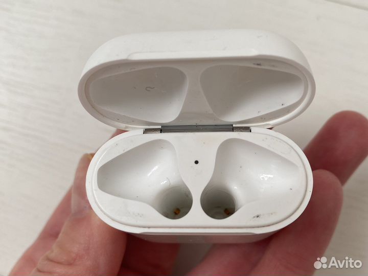 Зарядный футляр от Apple AirPods