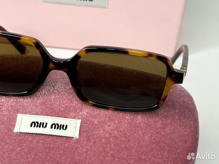 Солнцезащитные очки Miu Miu