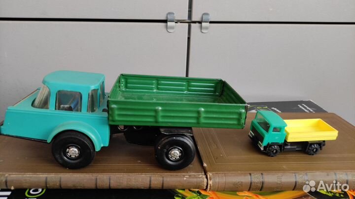 Коллекционная игрушка. Заводной грузовик металл