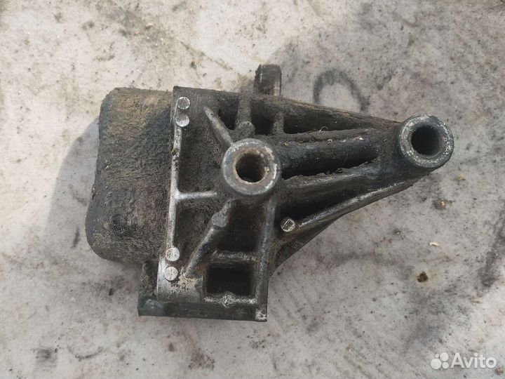 Кронштейн насоса гур Рено Кангу меган симбл