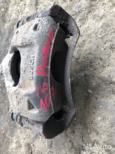 Тормозной суппорт передний левый peugeot 107