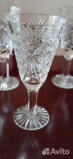 Хрустальные рюмки на ножке кружки