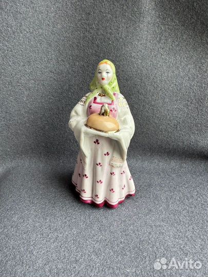 Статуэтка фарфоровая Девушка с караваем Дулево