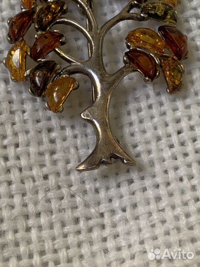 Брошь серебряная с янтарем