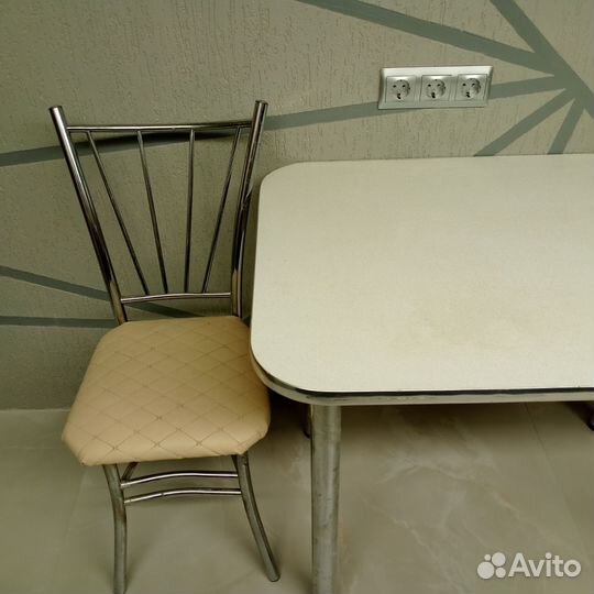 Кухонный стол и 2 стула