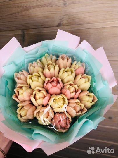 Букет из шоколадных роз, тюльпанов, пионов