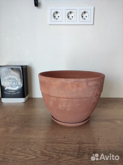 Большой глиняный горшок с поддоном