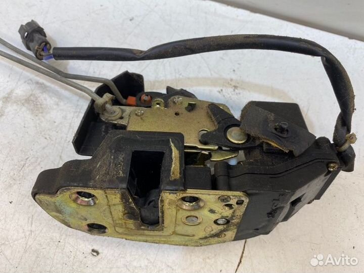 Замок боковой двери задний левый Kia Shuma лифтбек