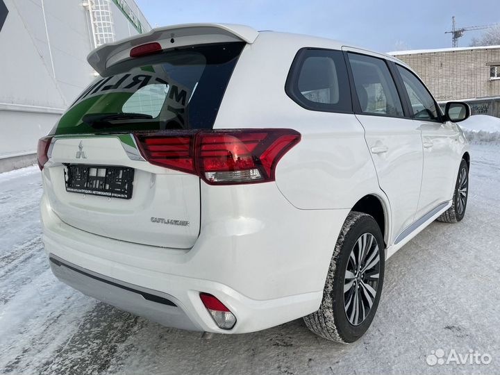 Mitsubishi Outlander 2.0 CVT, 2022, 29 км