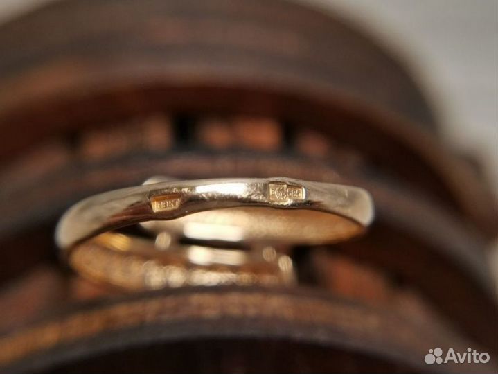 Золотое кольцо 585 пробы массой 1.42 грамма (Р15)
