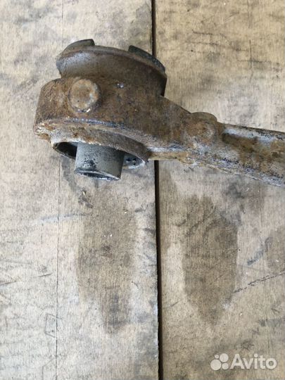 Рычаг левый верхний Chrysler 300c