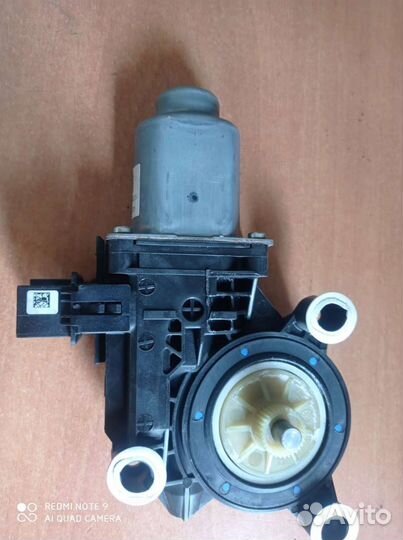 Мотор стеклоподъемника Skoda Fabia задний левый