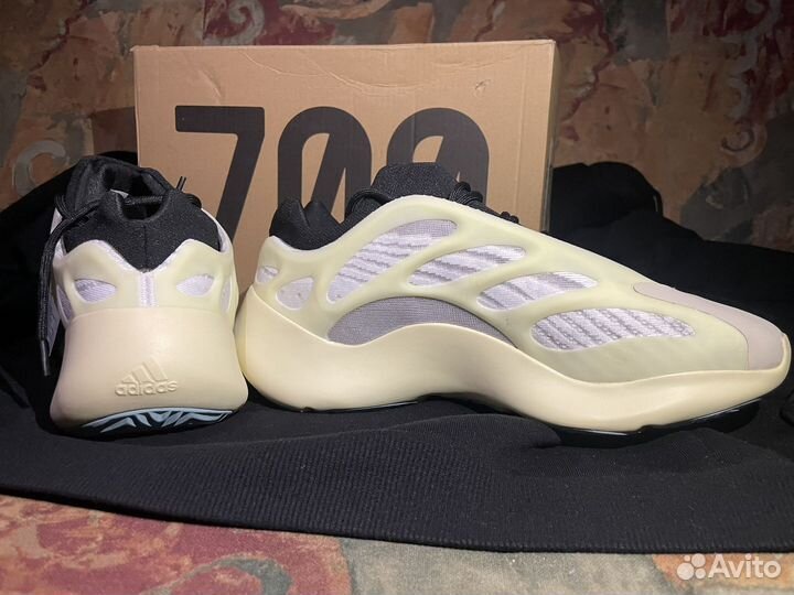 Adidas yeezy 700 v3