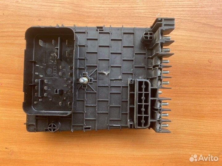 Блок предохранителей Volkswagen Passat B7
