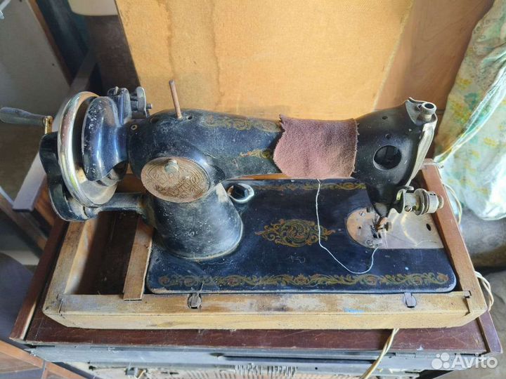 Швейная машинка антикварная