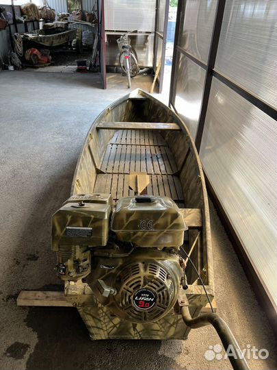 Моторная лодка с болотоходом