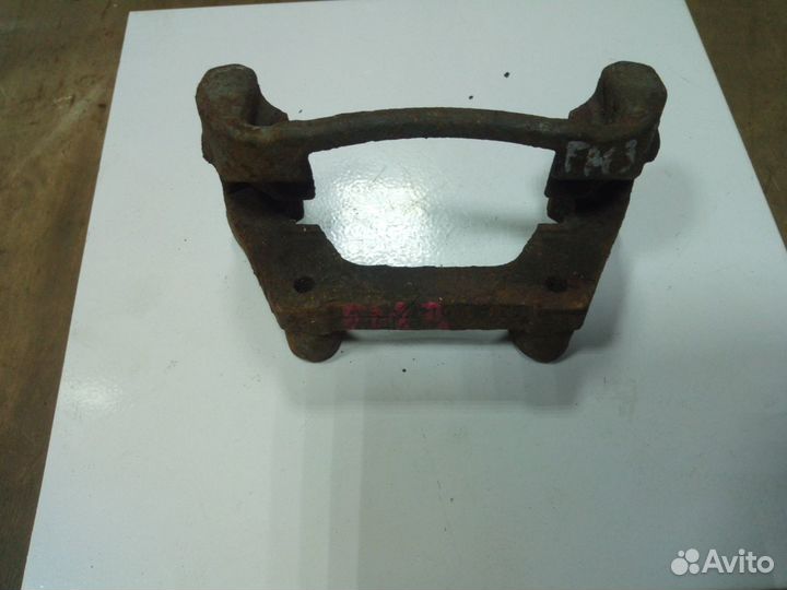 Скоба тормозного суппорта передняя Форд Мондео 3