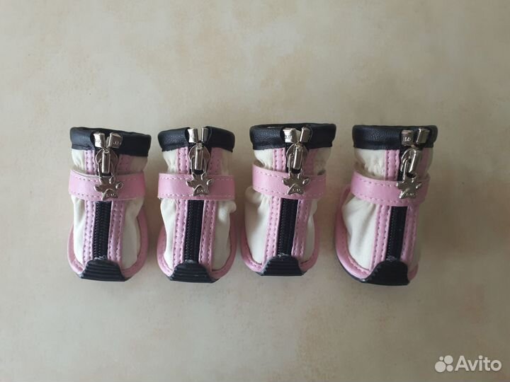 Ботинки и игровые мячи для собак