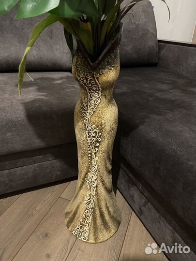 Ваза с искусственными цветами