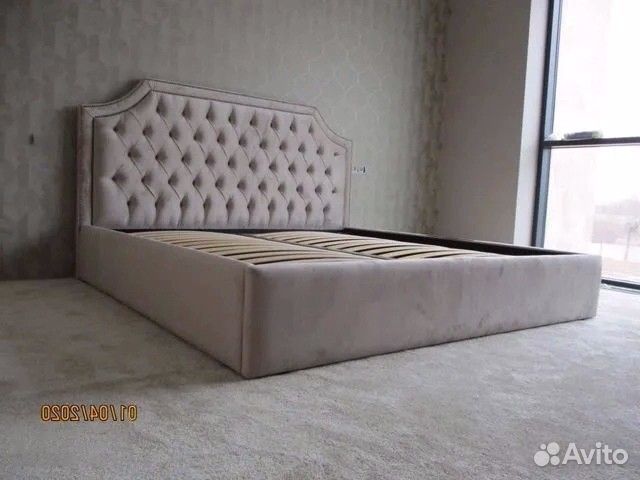 Кровать с подъёмным механизмом и мягкой обивкой