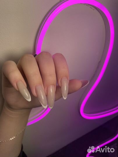 Модель на маникюр