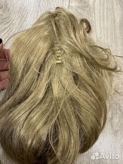 Волосы на заколках русые, шиньон
