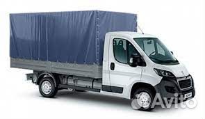 Водитель со своим грузовым автомобилем