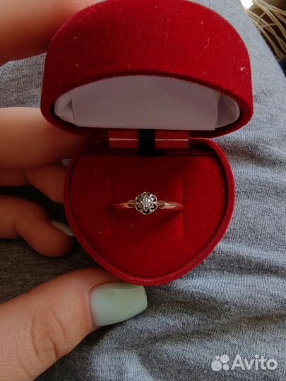 Золотое кольцо с бриллиантом