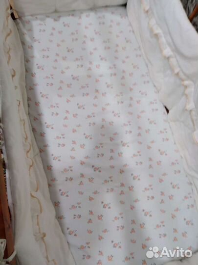 Кроватка детская с маятником