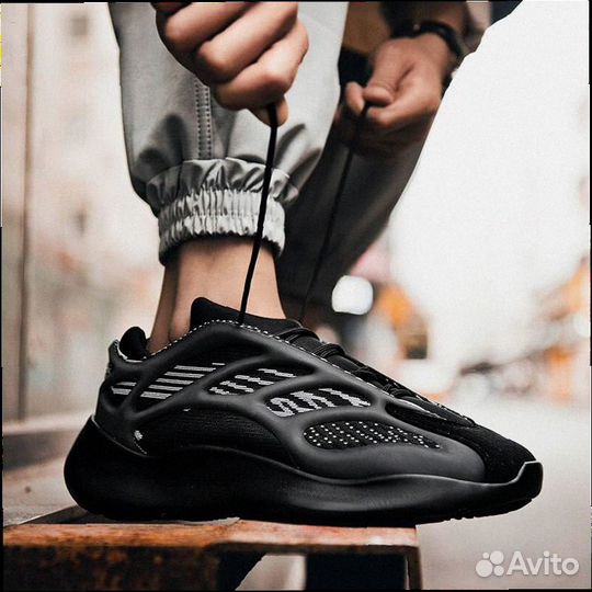 Кроссовки Женские Adidas Yeezy boost 700