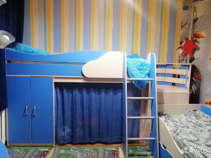 Кровать-чердак с комодом, горкой, полками