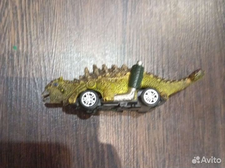 Динозавр на колёсиках