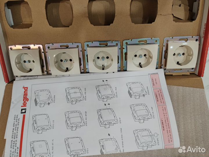 Розетка с заземлением legrand Valena