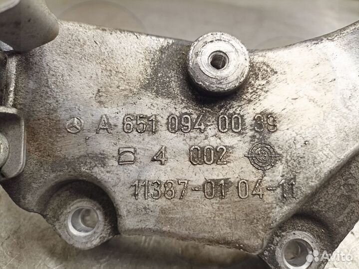 Кронштейн впускного коллектора A6510940039 Mercede