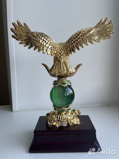 Орел на нефритовом шаре на буйволе