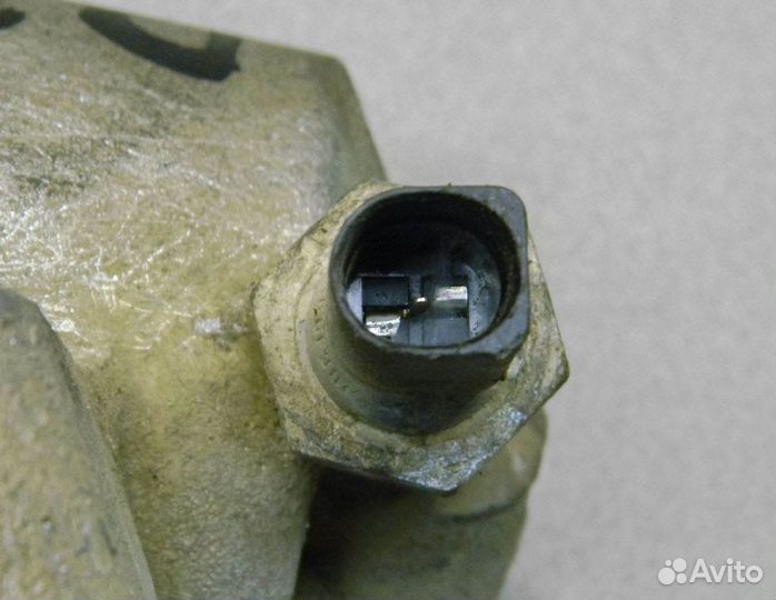 Кронштейн масляного фильтра Audi A8 D2 6.0