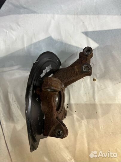 Поворотный кулак передний левый Renault Sandero 5S