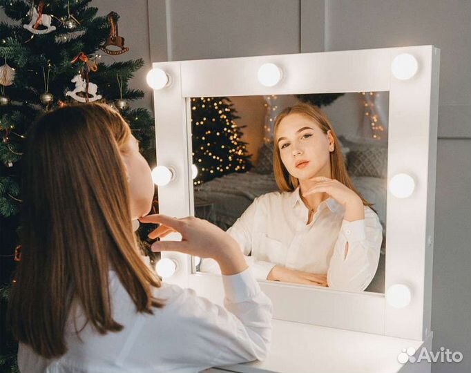 Гримерное зеркало с лампочками
