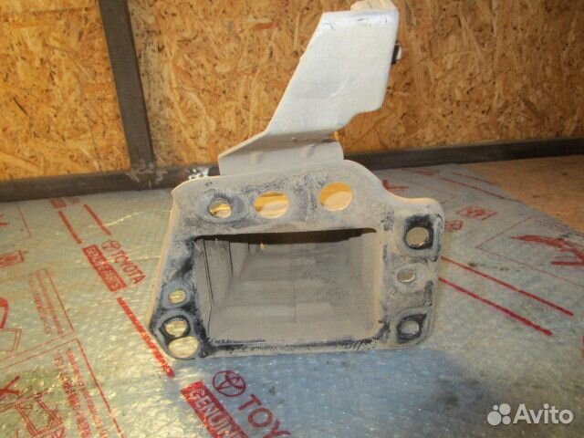 Кронштейн усилителя переднего бампера правый Opel