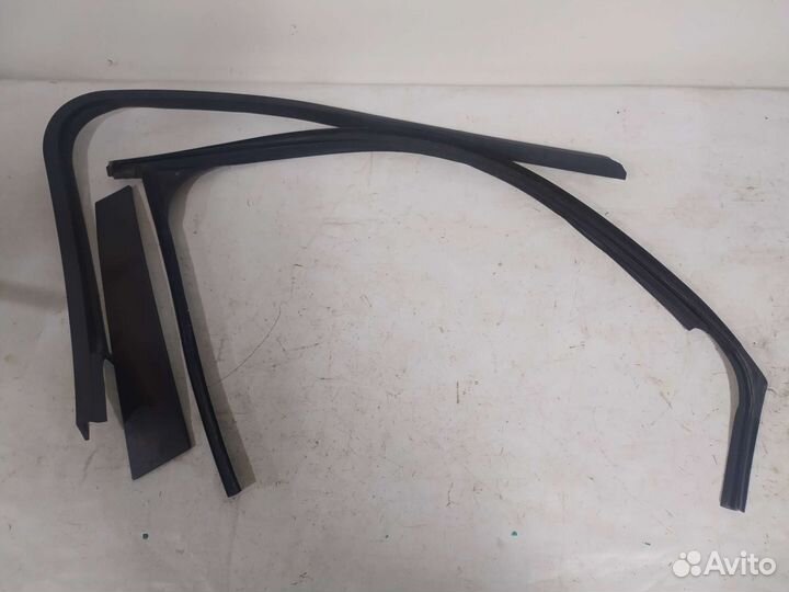 Накладка двери левая Форд Фокус 2