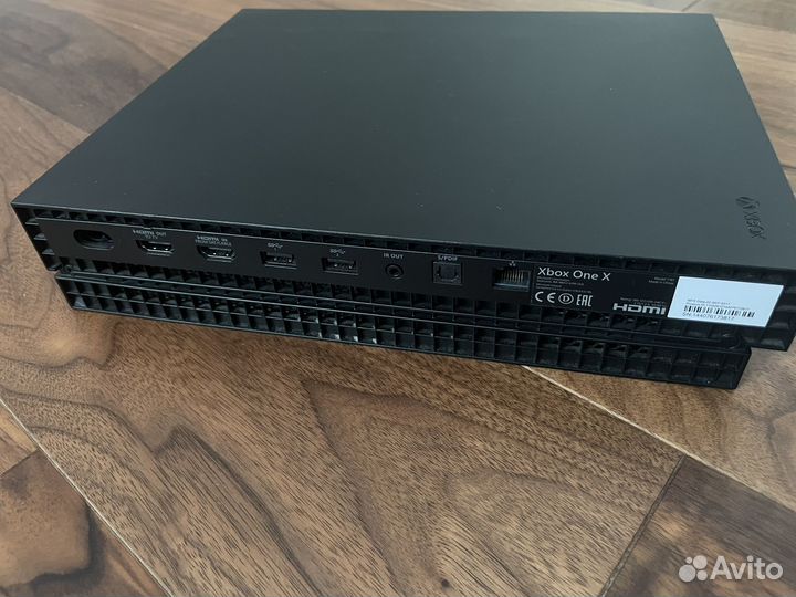 Xbox one x 1Tb + черный геймпад + игра fifa 18