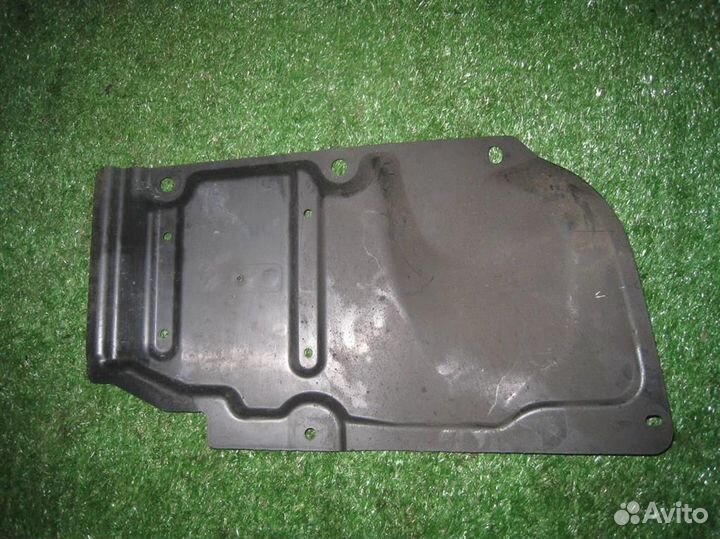 Пыльник двигателя боковой правый Toyota Auris E18