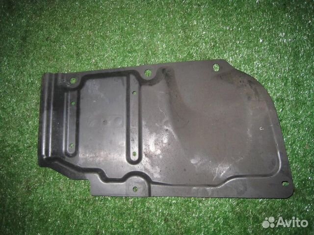 Пыльник двигателя боковой правый Toyota Auris E18