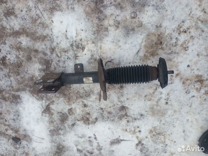 Стойка амортизатора правая peugeot 408