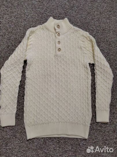 Свитер очень красиво сидит. Новый